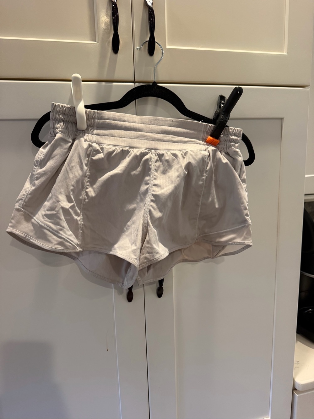 Lululemon hotty hot 10/2.5”. White